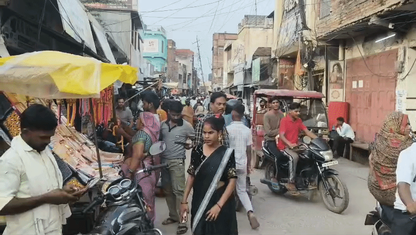 शाम होते ही बाजार में लोगों की भीड़।