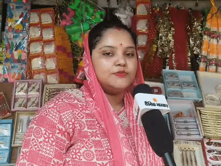 महिला दुकानदार मुस्कान ने बताया- इस बार बाजार में भैया-भाभी की क्रेज है।