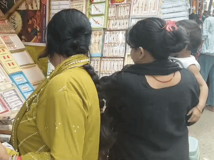 मासूम बच्चे को लेकर बहनें बाजार राखी खरीदने पहुंचीं।