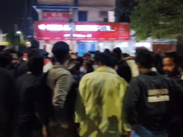 युवक के साथियों ने थाने के सामने चक्काजाम कर दिया। 12 घंटे में कार्रवाई की बात पर माने।