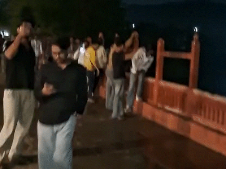 यूवक पर कूदने की सूचना पर स्थानीय लोग भी जुटे रहे।