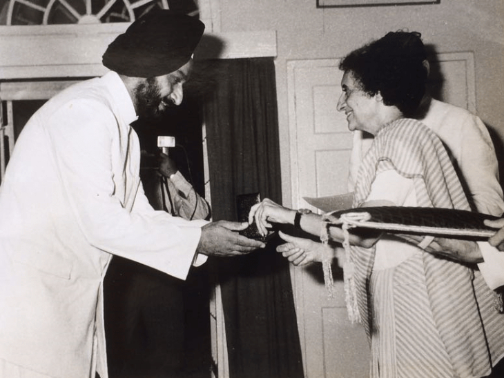 साल 1976, जीबीएस सिद्धू को पुलिस मेडल से सम्मानित करती हुईं पीएम इंदिरा गांधी।