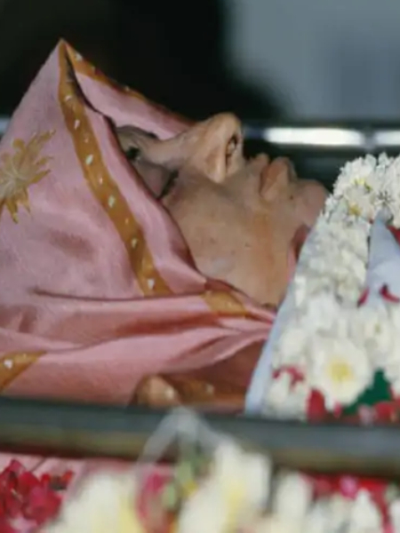 31 अक्टूबर 1984, इंदिरा गांधी अपनी अंतिम यात्रा पर।