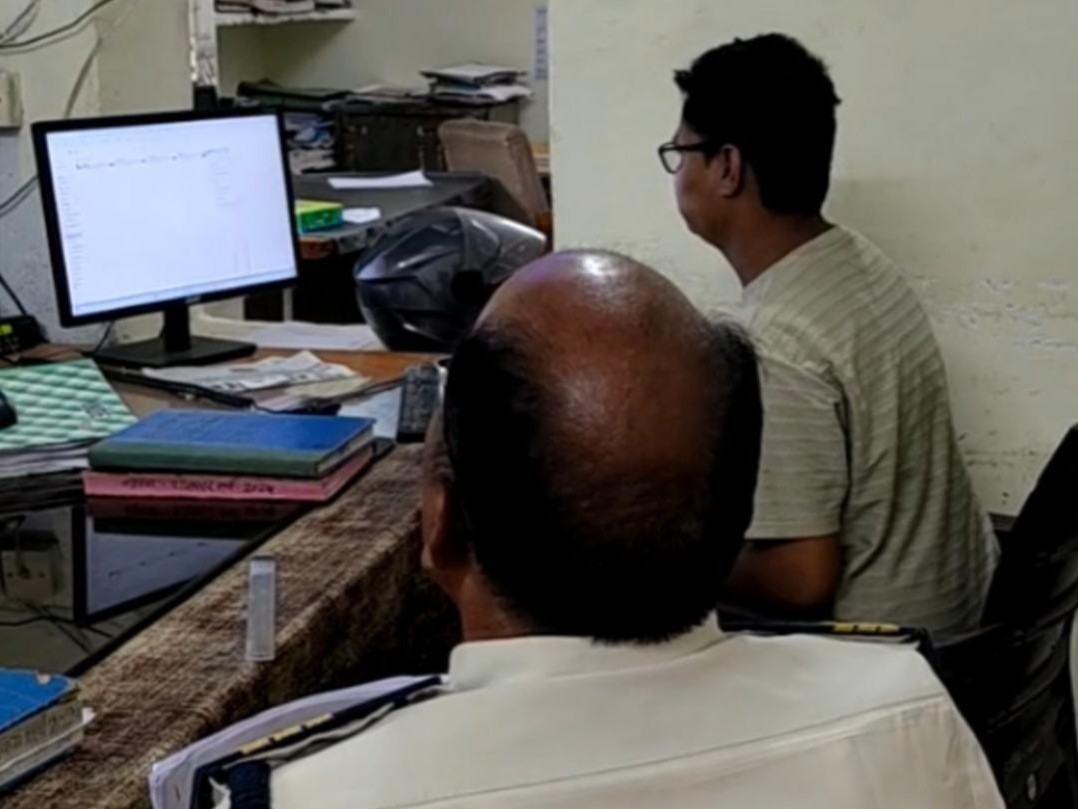 चलती बाइक के आगे कार अड़ाई, बैग छीनकर फरार हुए बदमाश; CCTV खंगाल रही पुलिस|ग्वालियर,Gwalior - Dainik Bhaskar