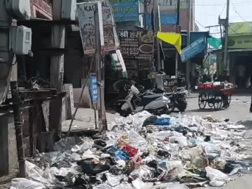 बाजार में प्रवेश करने वाले रास्ते पर रेलवे गेट पर फैली गंदगी।