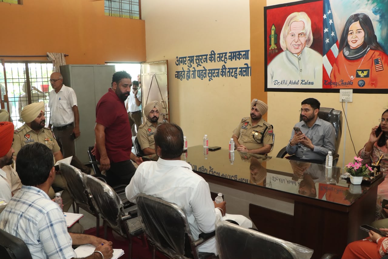 काहलवां में होने वाली लोक मिलनी की तैयारियों को लेकर बैठक करते अधिकारी।