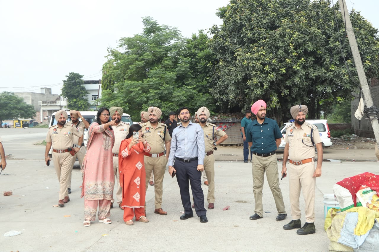 कार्यक्रम स्थल का दौरा करते डीसी वरजीत वालिया और एसएसपी हरविंदर सिंह विर्क।