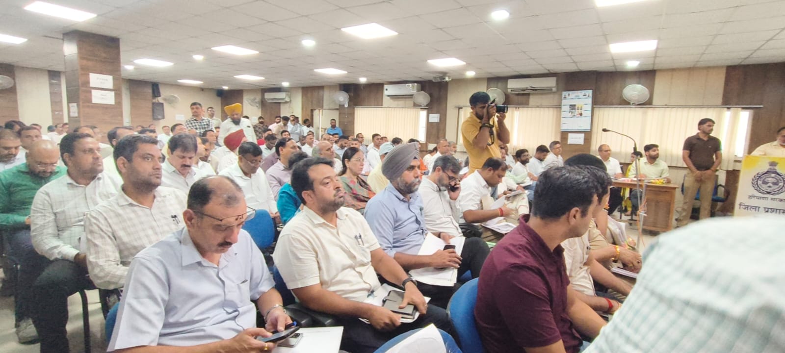 ग्रीवांस कमेटी की बैठक में उपस्थित अधिकारी।