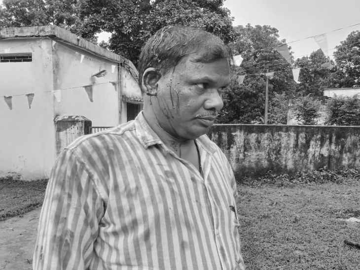 हमले में पटवारी का सिर फट गया, जिससे वह गंभीर रूप से घायल हो गए।