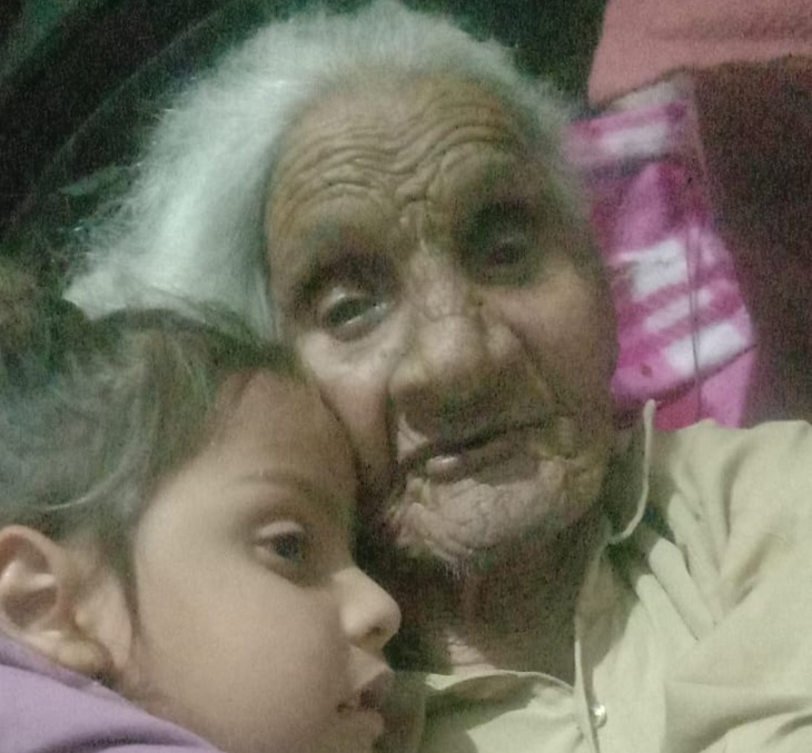 पड़पोते के साथ बुजुर्ग महिला किशनाई बाई की फोटो।