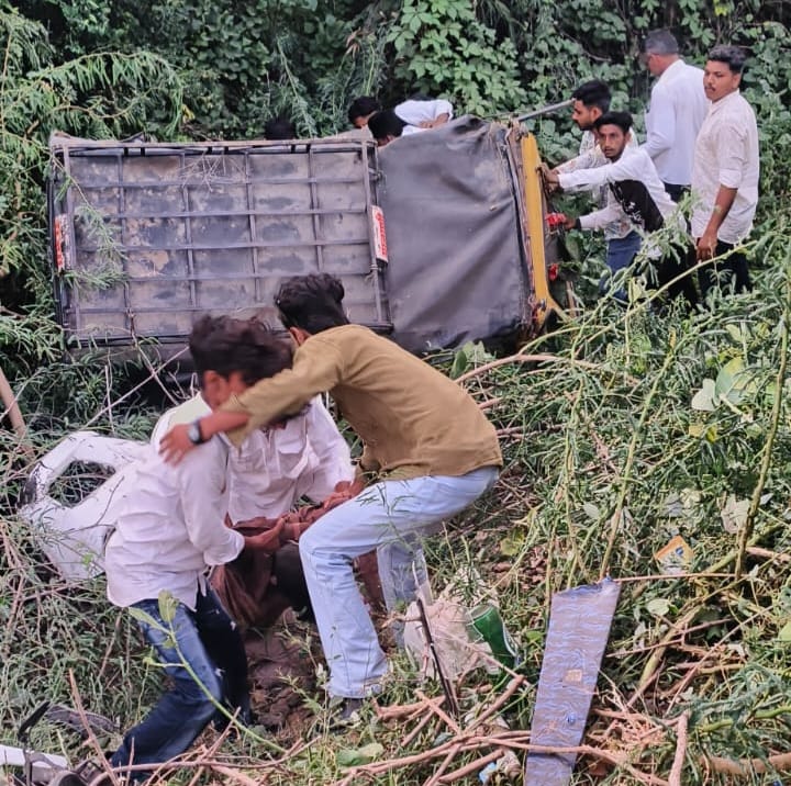 ऑटो पलटकर सड़क किनारे गिर गया था। लोगों ने घायलों को निकालकर अस्पताल पहुंचाया।