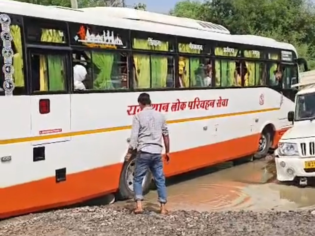 गड्ढे में फंसी राजस्थान लोक परिवहन की बस।