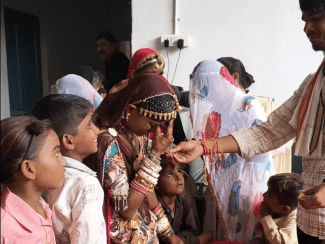 जेल में बहन भाई दोनों रोने लगे