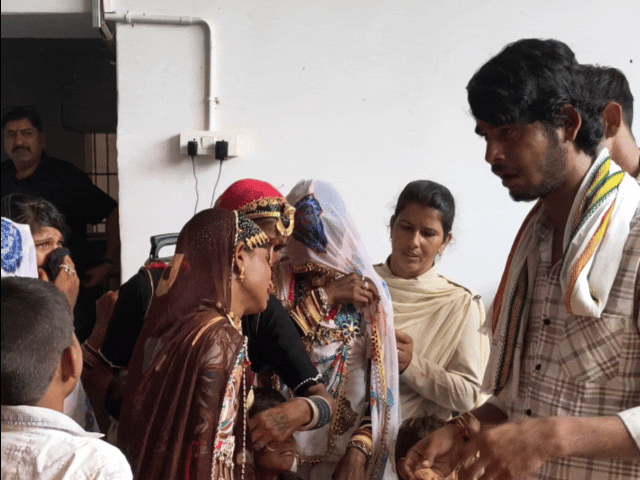 रोते रोते महिला बेहोश होकर गिर गई