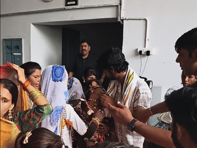 भाई ने अपनी बहन को सहारा दिया और उसे होश में लाने की कोशिश करता था इस दौरान पुलिस के जवान व्यक्ति को पकड़ते नज़र आए