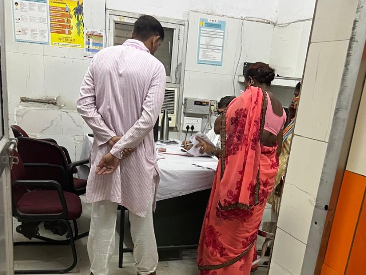 लखनऊ के बीआरडी अस्पताल में मरीज को देखते डॉक्टर। - Dainik Bhaskar