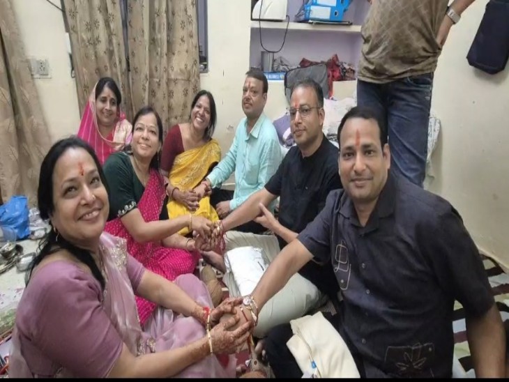 रक्षा बंधन पर भाई की कलाई पर राखी बांधती बहनें।