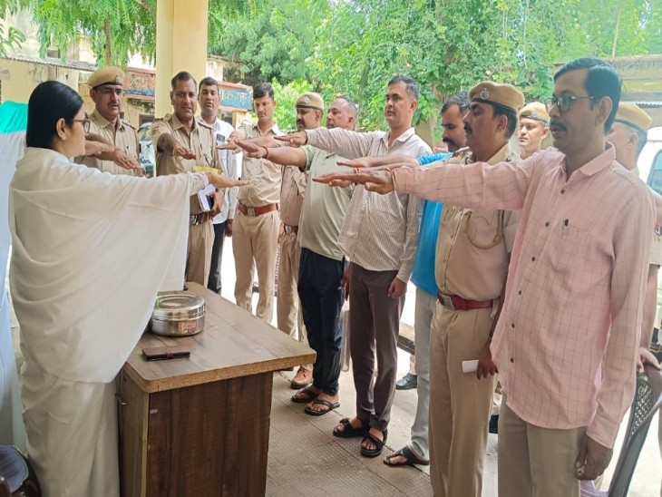 राखी पर नशामुक्ति की शपथ दिलाती ब्रह्माकुमारी बहनें।