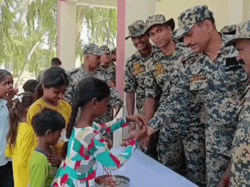 भारत-पाकिस्तान बॉर्डर पर बच्चियों ने बीएसएफ के जवानों को राखियां बांधी।