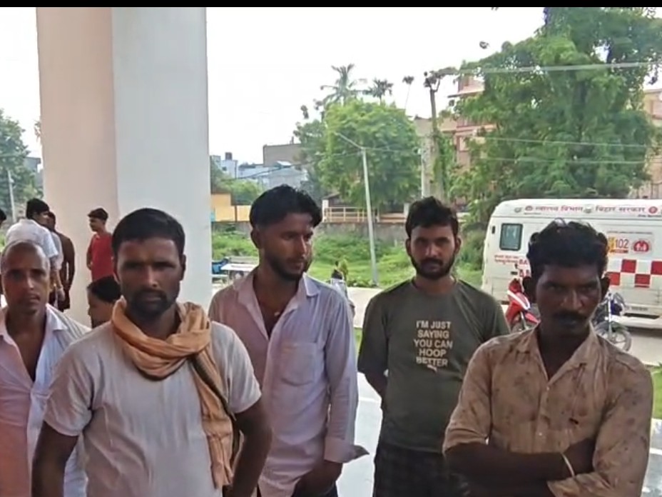 खेत देखने जाते समय नंगे बिजली तार की चपेट में आने से हादसा|बाढ़,barh - Dainik Bhaskar