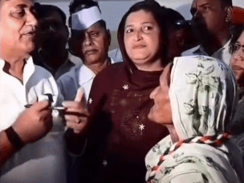 जयपुर में टिकट के लिए पीसीसी चीफ के पास आई बुजुर्ग प्रत्याशी की एप्लीकेशन लेकर डोटासरा ने स्पेशल कैटेगरी में रखने को कहा।