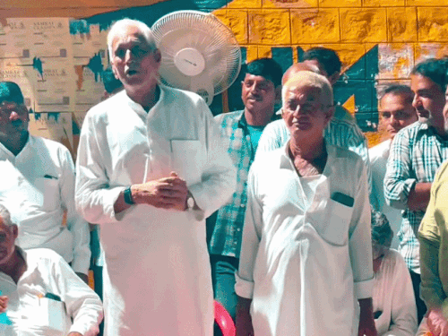 नागौर के कुचेरा में सभा को संबोधित करते हुए पूर्व विधायक रिछपाल मिर्धा ने पंचतंत्र की कहानी सुनाई।