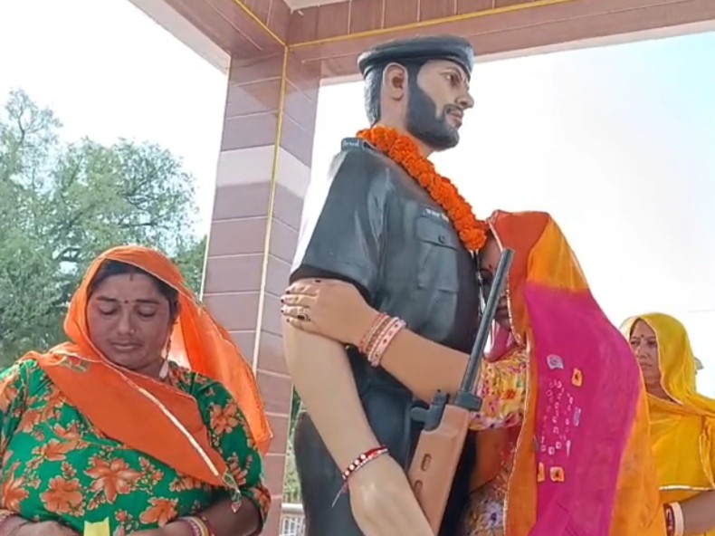 राखी बांधने के बाद सोनू कंवर ने कहा कि उन्हें अपने भाई की शहादत पर गर्व है।