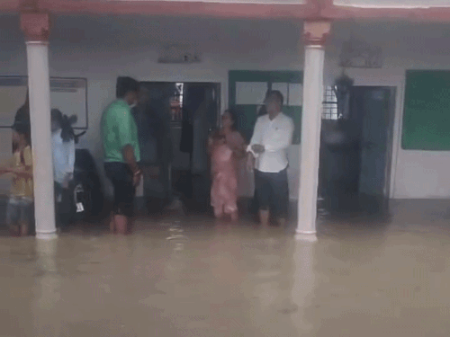 टोंक के मालपुरा में सरकारी स्कूल में घुटनों तक पानी भर गया। प्रिंसिपल के दफ्तर से लेकर हर कमरे में पानी दिखा।