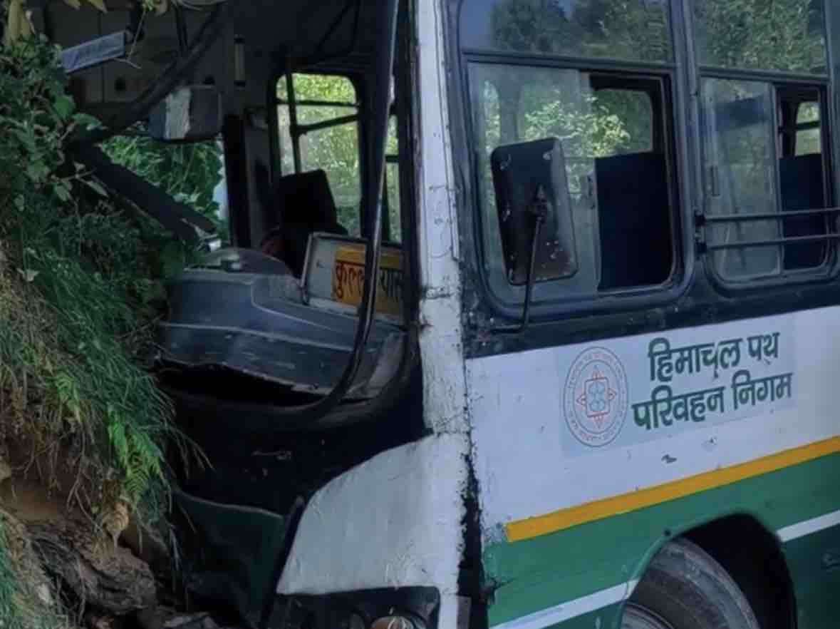 हादसे में क्षतिग्रस्त बस।