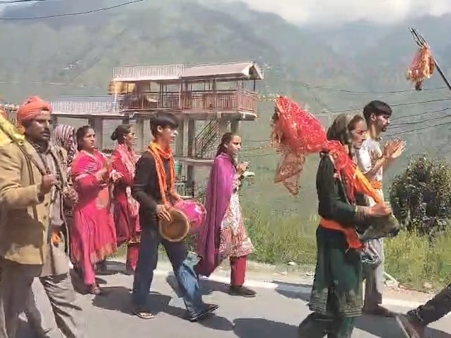 भरमौर में बम बम भोले के जयकारे लगाते शिव भक्त।