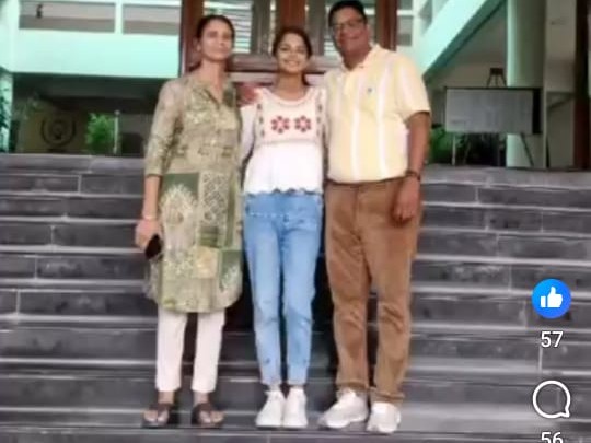अपने माता-पिता के साथ महक।
