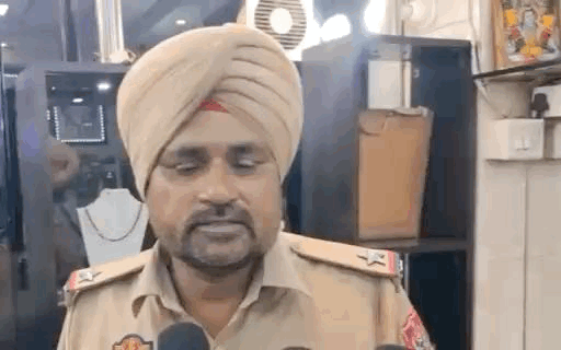 जानकारी देते हुए पुलिस अधिकारी