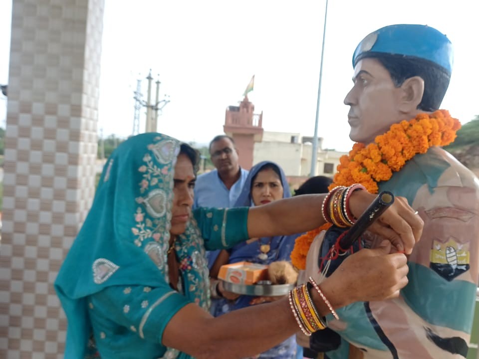 शहीद की बहनों ने टिका लगाकर प्रतिमा पर राखी बांधी।