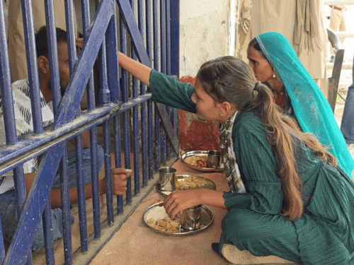 जेल के मुख्य गेट के पास विशेष मुलाकात की व्यवस्था की गई थी।