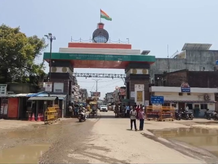 भारतीय पर्यटक रास्ते में जलभराव के कारण बीच से ही भारत लौट रहे हैं।