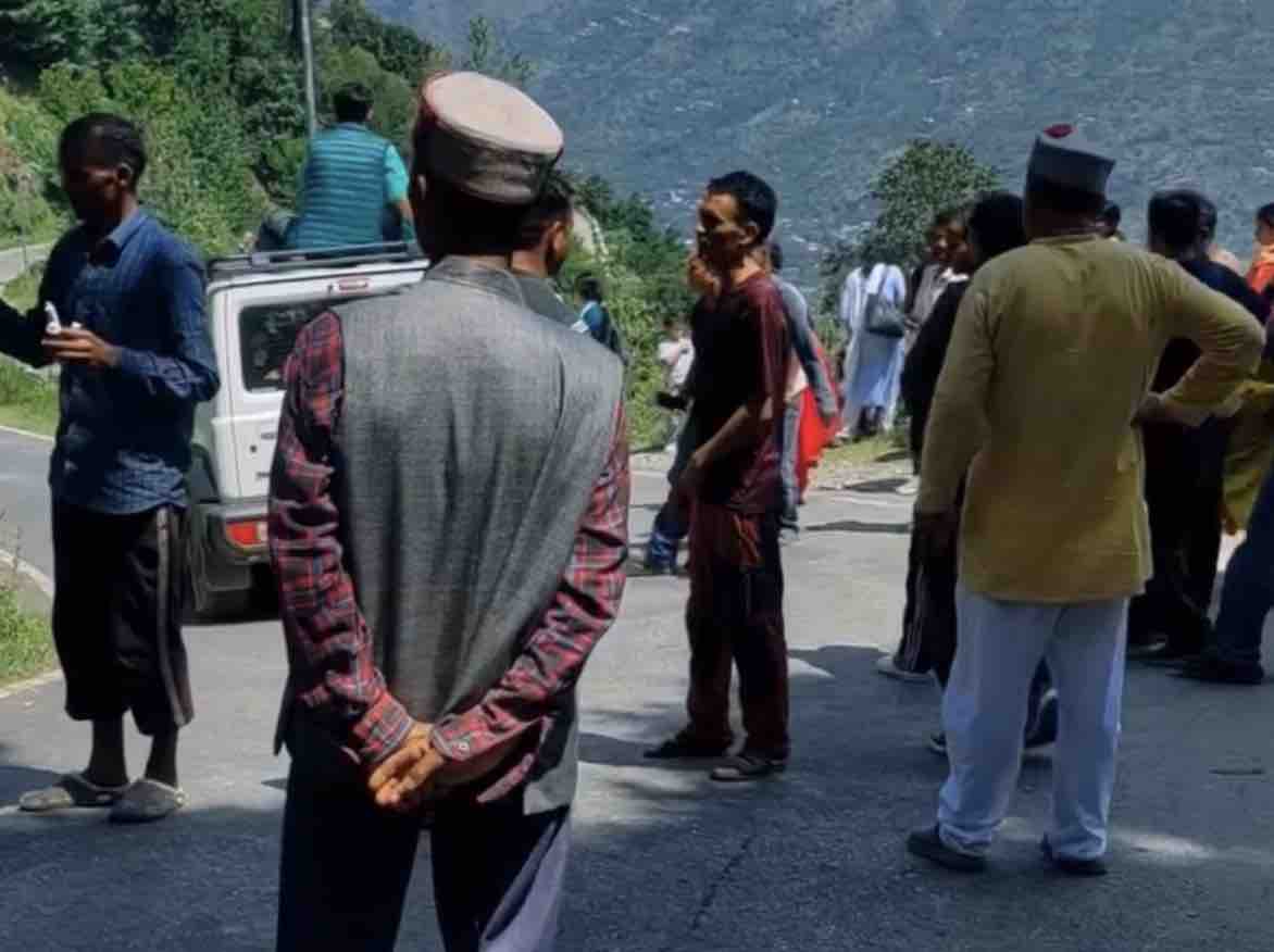 हादसे के बाद मौके पर जुटी भीड़।