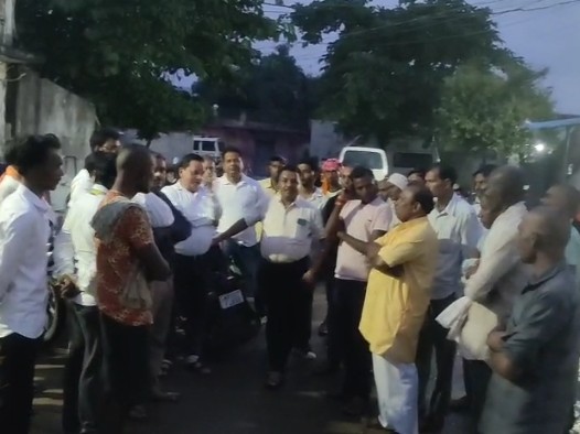 अस्पताल में जुटे आक्रोशित ग्रामीण।
