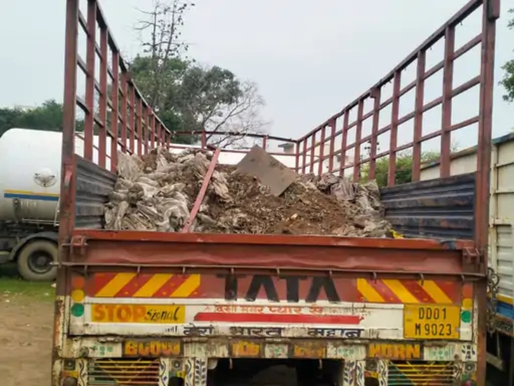 गांजा तस्करी में जब्त मिनी ट्रक।
