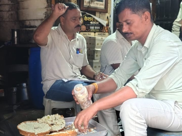 40 किलो दूषित मिठाई मौके पर नष्ट, मावा-घेवर के लिए नमूने|खेरली (राजाखेड़ा),Kherli (Rajakheda) - Dainik Bhaskar