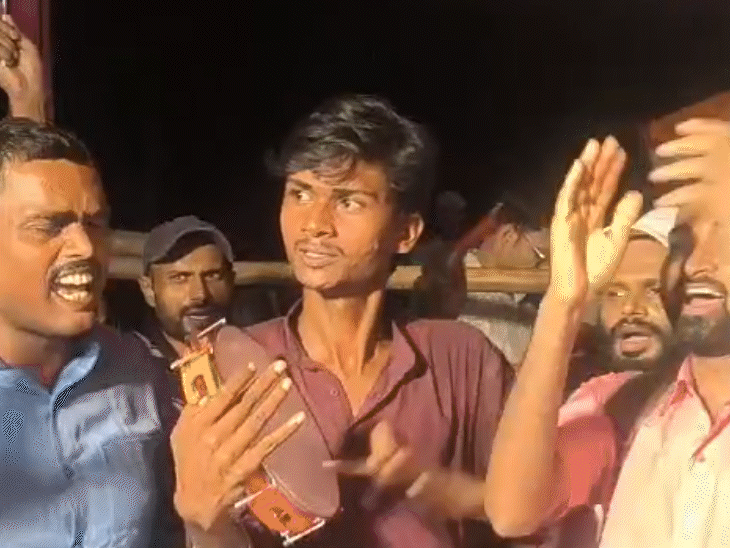 सरकार के फैसले के बाद गर्दनीबाग में बैठे छात्रों ने जश्न मनाया, कहा मिस्टेक तिवारी का माफीनामा आया है।