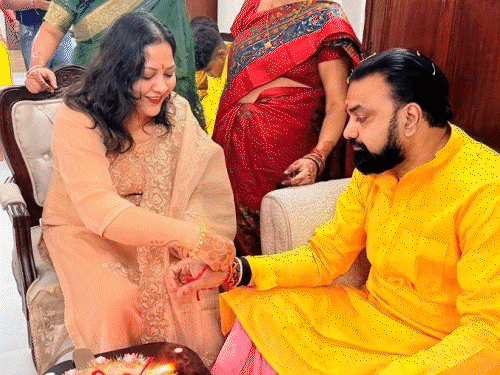 पीले कुर्ते-पिंक धोती में CM ने बंधवाया रक्षासूत्र; रक्षाबंधन पर दिल्ली में तेजस्वी-तेजप्रताप|पटना,Patna - Dainik Bhaskar