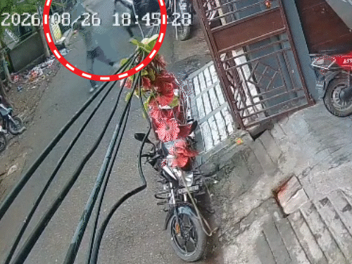 पांचवां सीन: हमलावर हवा में तमंचा लहराकर हवाई फायरिंग करते हुए भागते हैं।