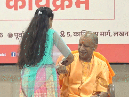 जेल में बहनों को देखकर रोने लगे भाई, मां ने पोछे आंसू; बसों में खिड़की से चढ़े लोग|उत्तरप्रदेश,Uttar Pradesh - Dainik Bhaskar