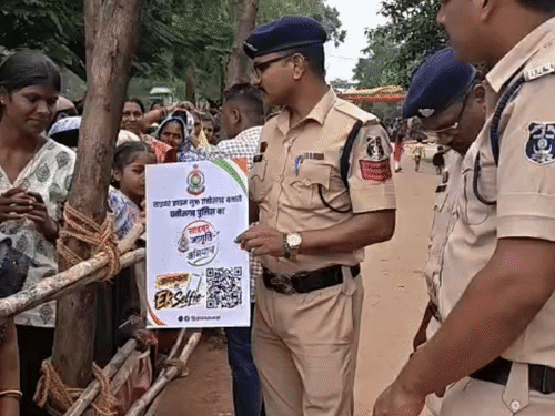 बहनों को साइबर क्राइम के प्रति जागरूक कर रही पुलिस।
