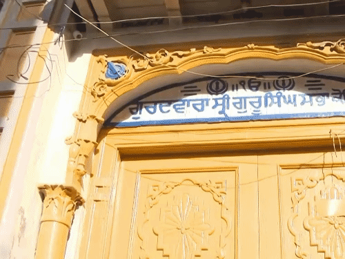 पाकिस्तान में इसी ऐतिहासिक 'श्री गुरु सिंह सभा गुरुद्वारा' को गिराया गया है। - Dainik Bhaskar