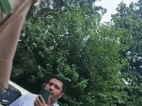 खुद को पीसीएस अधिकारी बताने वाला केडी पांडे पुलिस के सामने रौब झाड़ता हुआ।