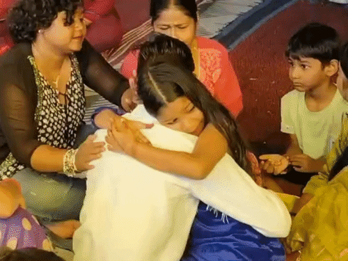 बिलासपुर-अंबिकापुर जेल की तस्वीरें, भाई से मुलाकात के बाद भावुक हुईं बहनें।