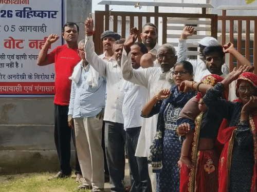 सीकर के नीमकाथाना में रास्ते की समस्या का हल नहीं निकलने पर लोगों ने मतदान का बहिष्कार करने की चेतावनी दी।
