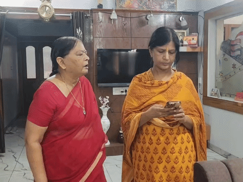 इंजीनियर स्वाती की मां बार-बार कॉल कर रही हैं।