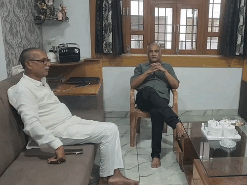 विदिशा विधायक मुकेश टंडन बागरेचा परिवार से मिलने पहुंचे।